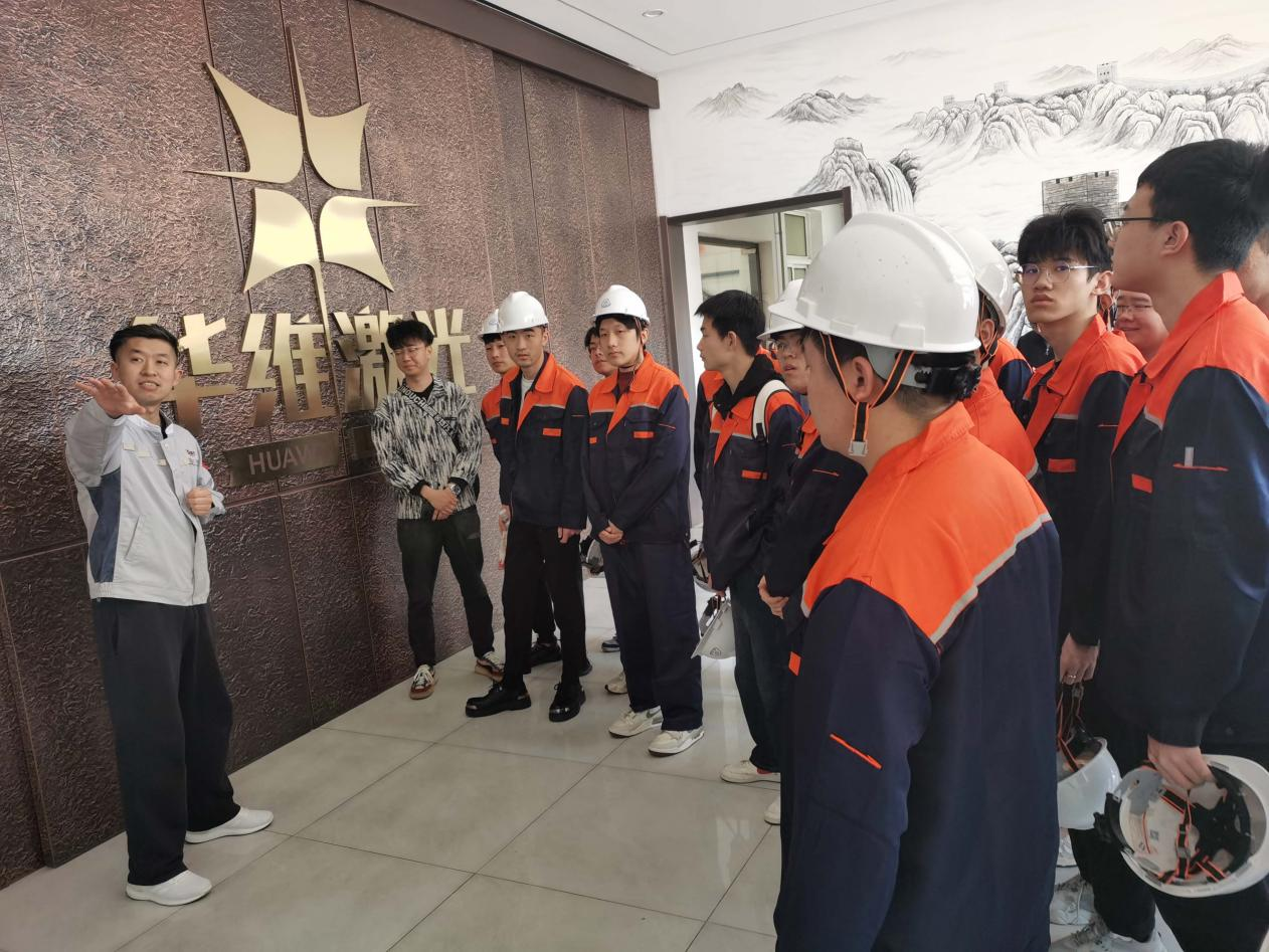 Guru lan Siswa Saka Teknologi Universitas Shenyang ngunjungi Peralatan Manu Laser Huawei Co, Ltd