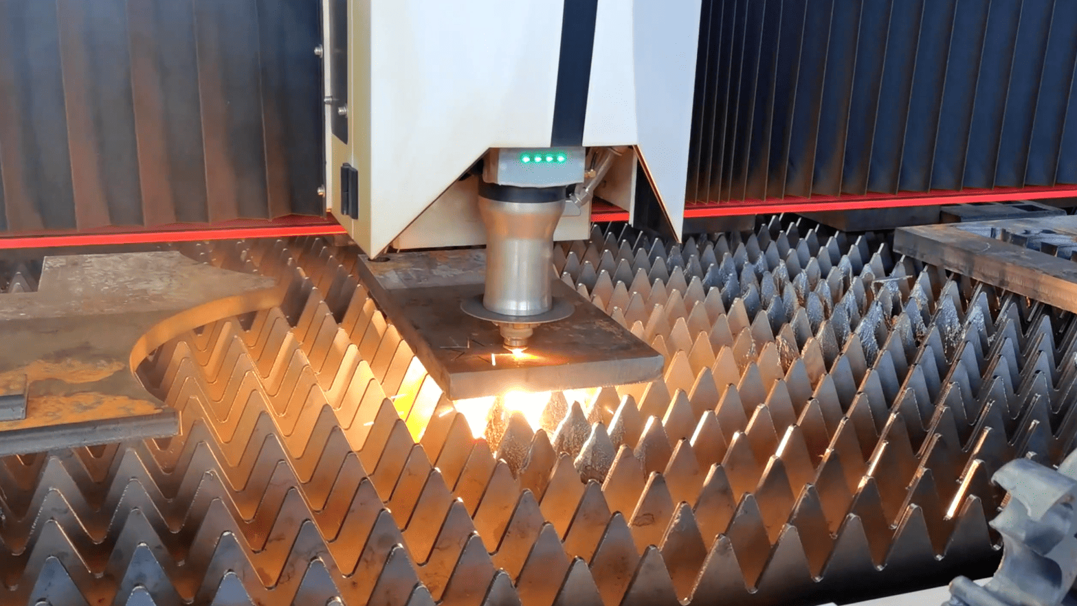 Analisis lan pencegahan sparks sing dipasang saka muncung gas sajrone nglereni