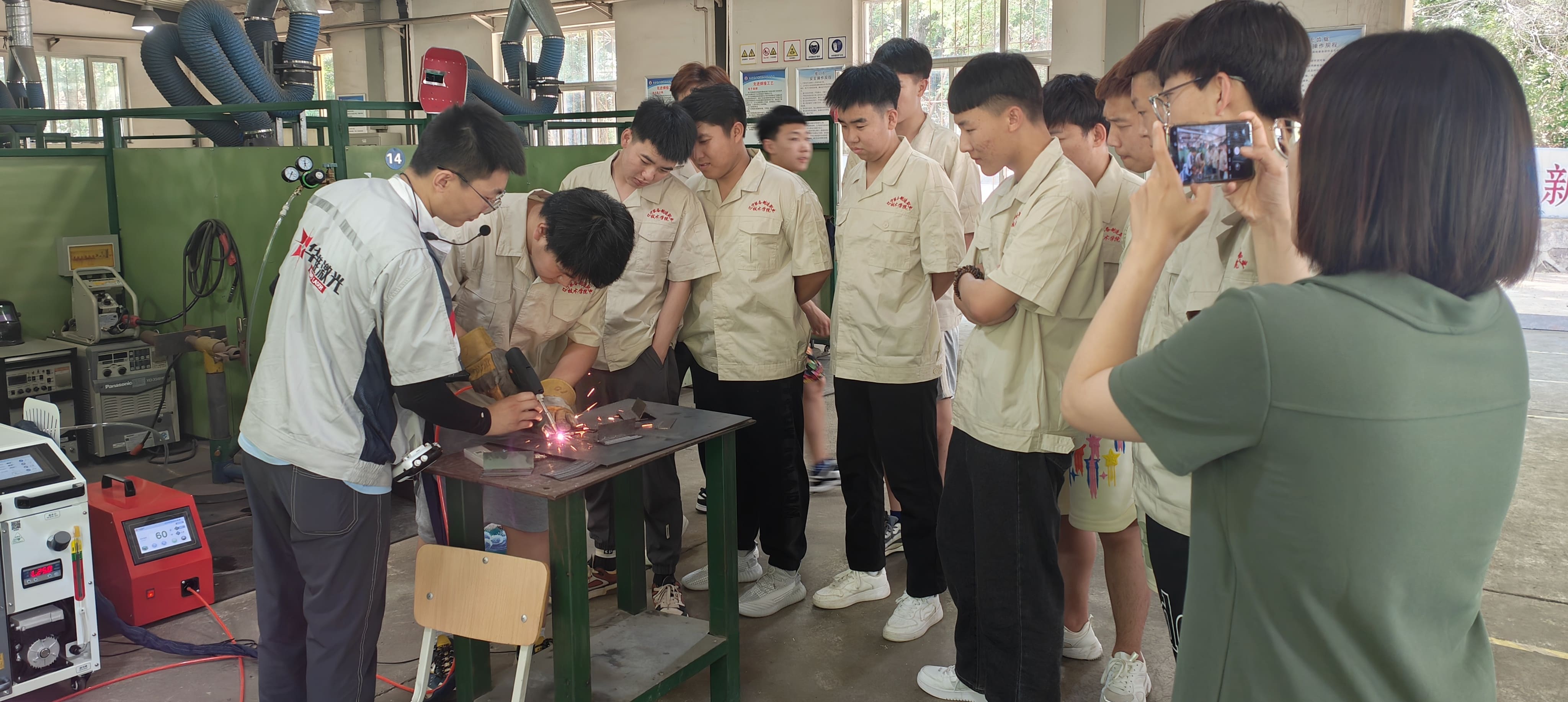 Huawei Laser's 1500W Genggem Welder nambah latihan keterampilan ing kuliah Liaoning Tech